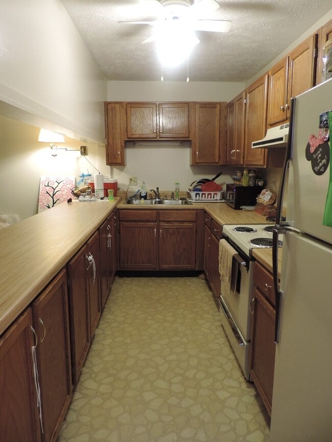 Building Photo - Desirable High Country Condo End Unit, Lar...