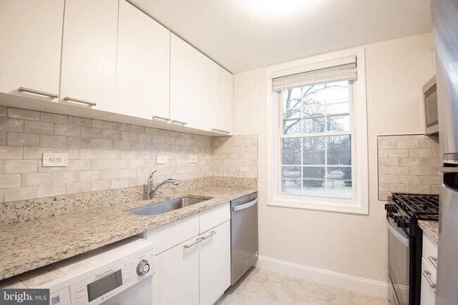 Building Photo - 202 N George Mason Dr