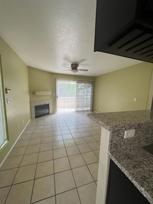 Building Photo - 1 Bedroom Condo Located in Canyon Willow!!