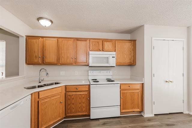 Building Photo - 10836 Deauville Cir N