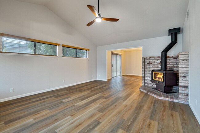 Building Photo - Updated 2 Bed, 2 Bath Duplex with Private Fenced Yard in Rescue!