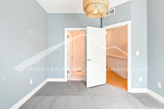 Building Photo - 940 Navajo St
