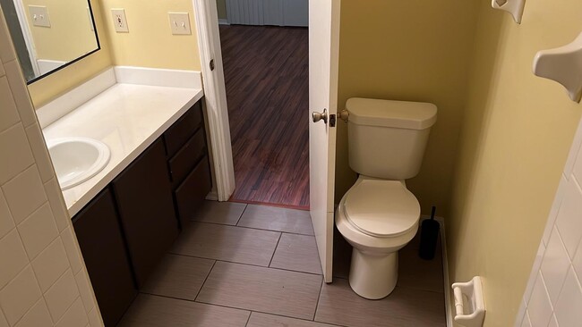 Building Photo - Spacious 3 bedroom condo, perfectly located near shopping & attractions!