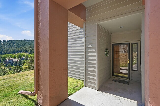 Building Photo - 680 Ridgeside Dr