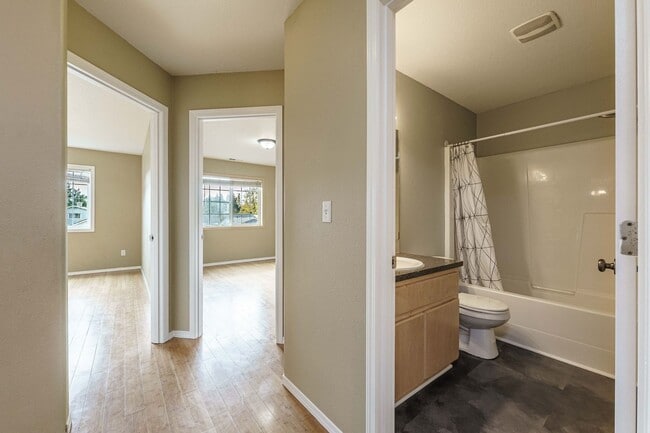 Building Photo - $500 Move In Special  4 Bedroom 2.5 Bath N...