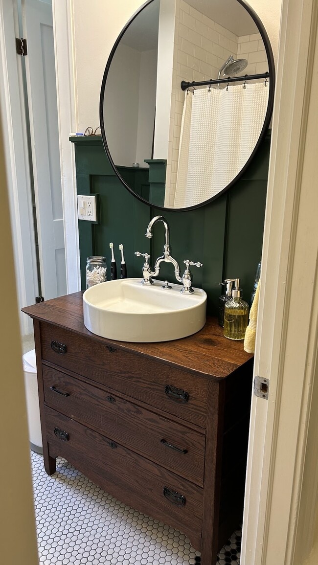 Upstairs Bathroom - 613-2 Chapel St