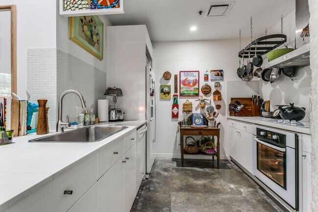 Building Photo - FANTASTIC 2-BEDROOM KING WILLIAM CONDOMINIUM