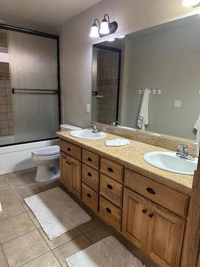 Building Photo - Amazing Price! Amazing Location!