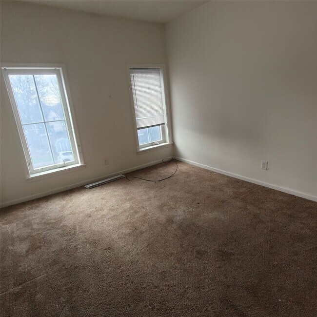 Building Photo - 145 Floral Ave