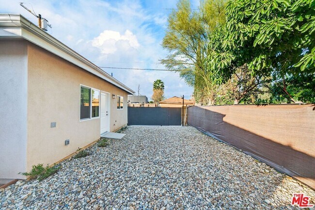 Building Photo - 17623 Burbank Blvd