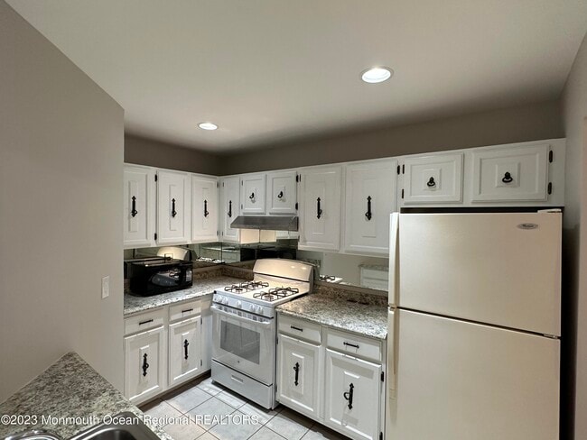 Building Photo - 143 Tanglewood Pl