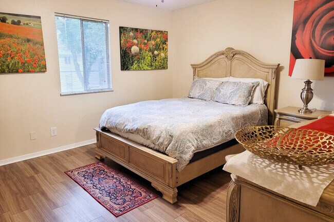 Building Photo - 6519 W Newberry Rd