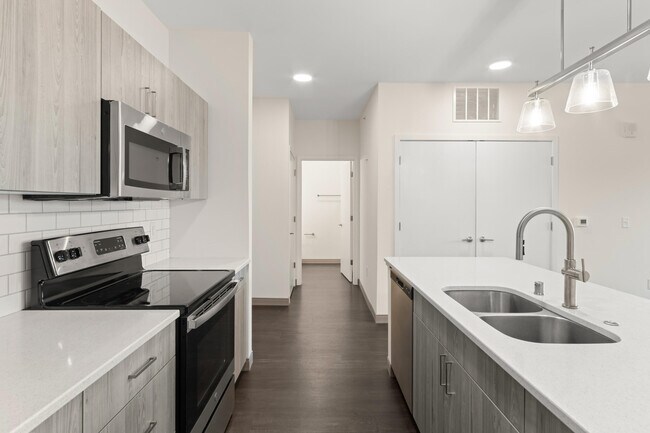 Building Photo - 2420 E Capitol Dr