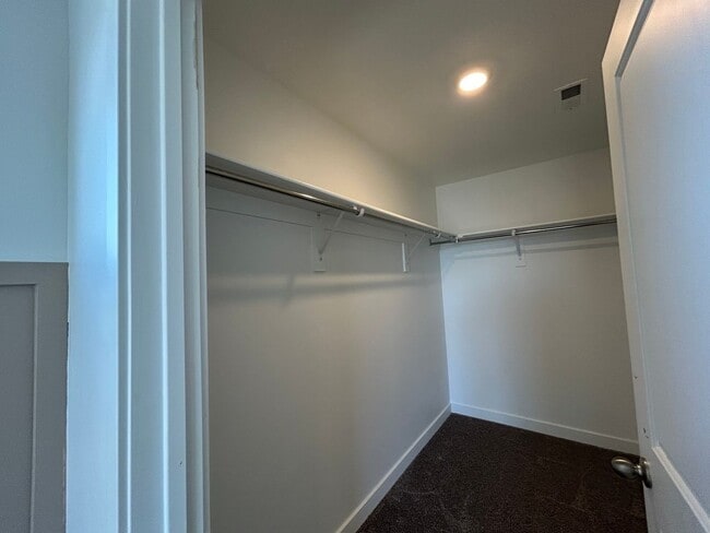 Building Photo - 3 Bedroom 2.5 Bathroom Townhouse in Eagle Mountain!