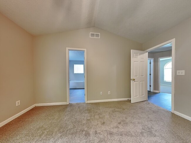 Building Photo - Move-in Special!
