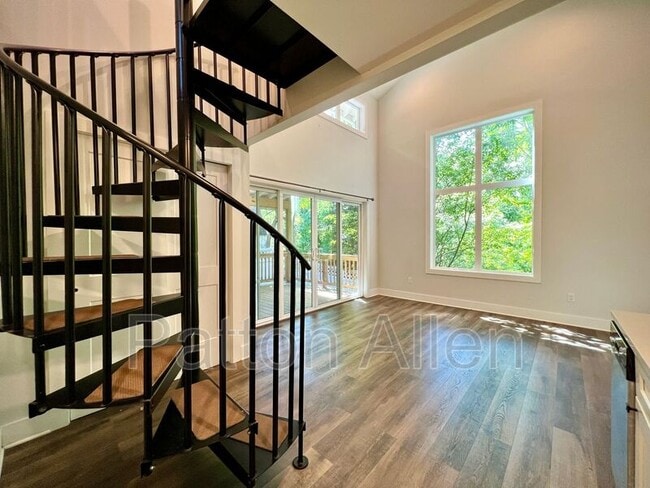 Building Photo - 10-10 Riverview Dr