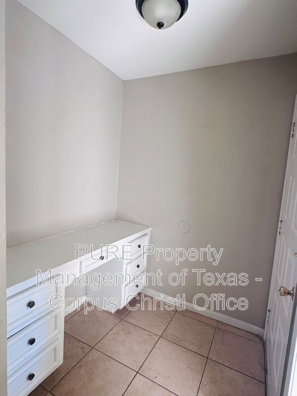 Building Photo - 11942 Mesa Dr