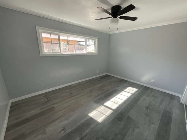 Building Photo - House - 2 Bedrooms / 1 Bathroom - Paramount