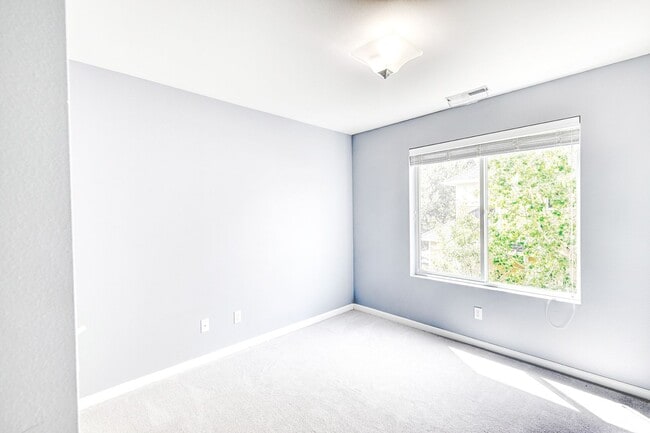 Building Photo - Spacious 4-Bed Home in the Northshore School District