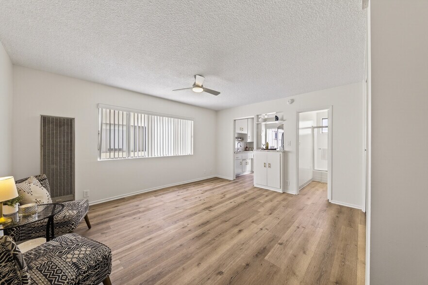 Beautiful studio, natural light - Monroe Manor