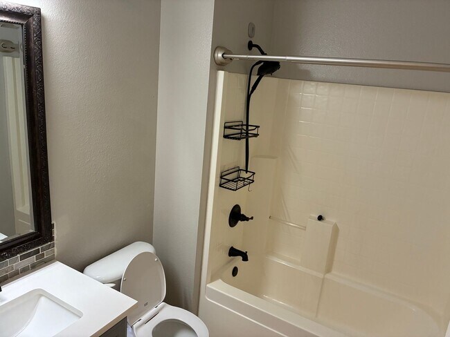 Building Photo - 3 Bedroom 2 Bathroom Ranch Style Home!