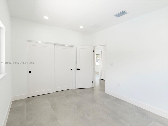 Building Photo - 1181 NE 202nd St