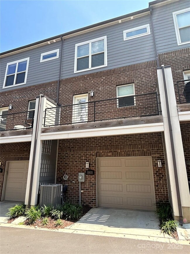 Building Photo - 15033 New Amsterdam Ln