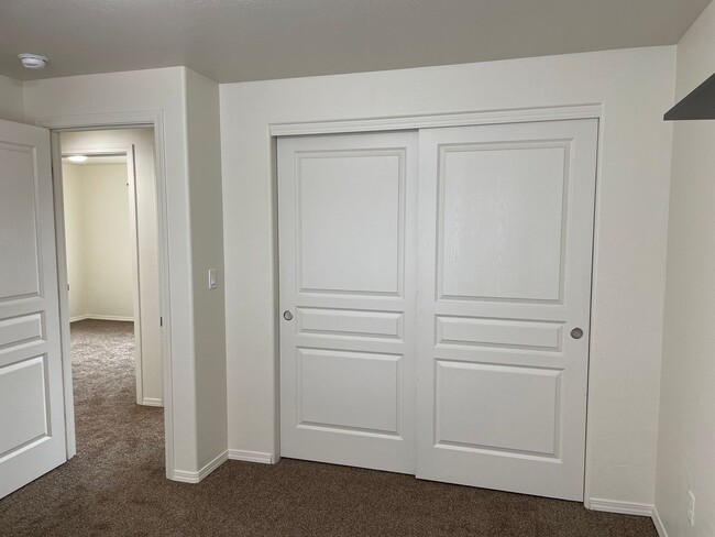 Building Photo - Very Nice 2 Story 3 Bedroom 2.5 Bath Home-...