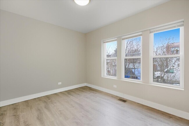 Building Photo - 5731 N Washtenaw Ave