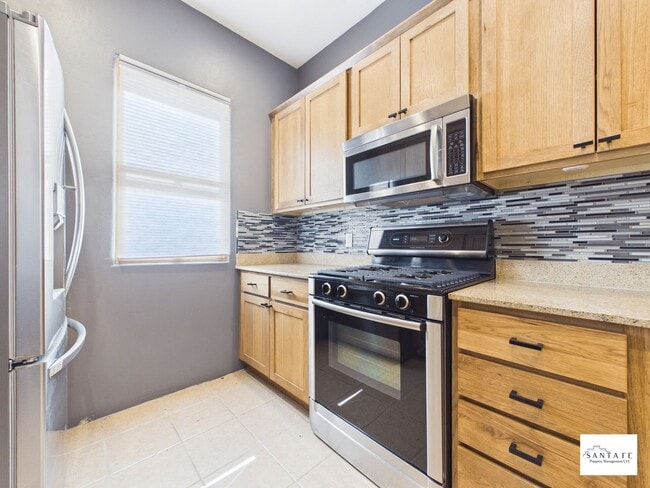 Building Photo - Two Level Townhouse Available February 1, 2026