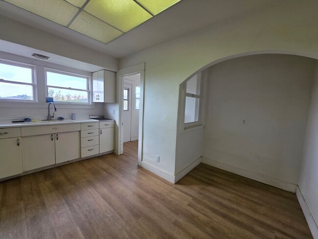 Building Photo - *** MOVE IN SPECIAL - $500.00 OFF FIRST MONTHS RENT***