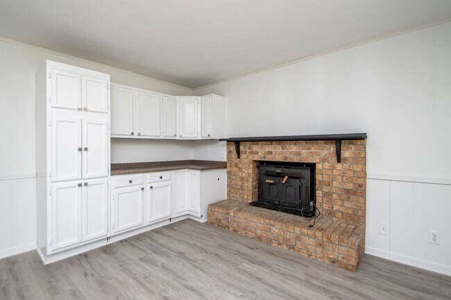 Building Photo - Welcome to a beautifully maintained 4-bedroom, 2-bathroom home located in the highly sought-after...