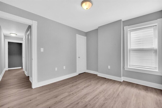 Building Photo - 1834 Parkwood Ave