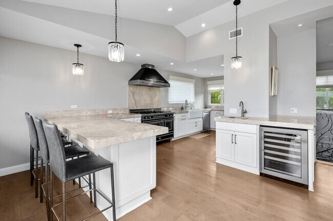 Building Photo - Furnished Oceanview Property