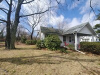 Building Photo - Detached 3 bedroom, 1 Bath Single Family H...