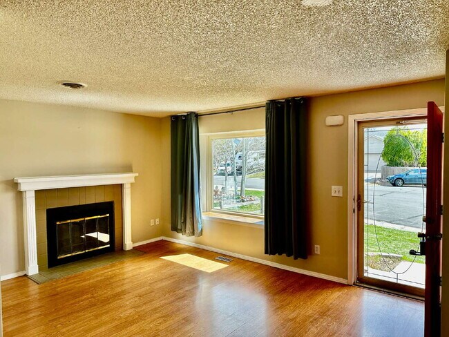 Building Photo - AVAILABLE NOW!  Charming Home in the Cottonwood Community!"