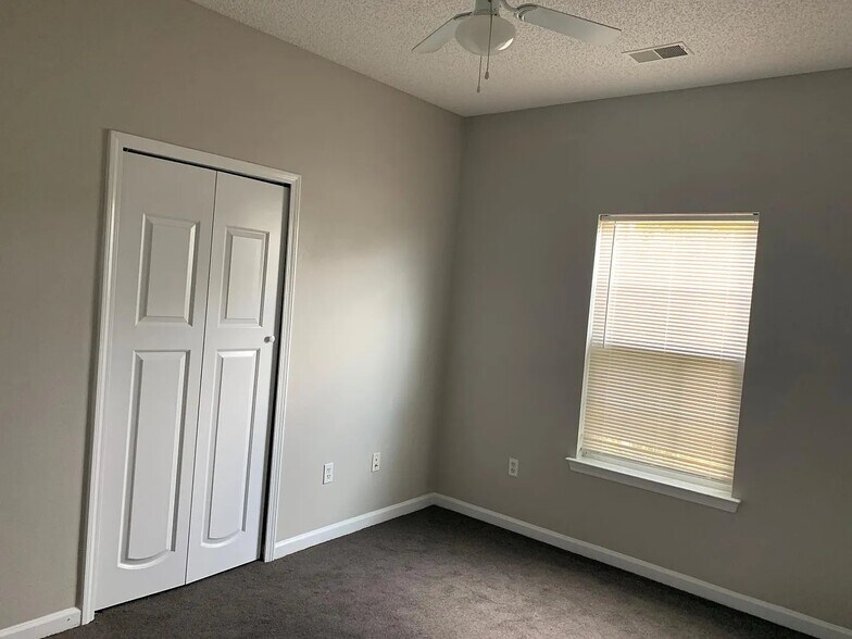 Building Photo - 1 Twin Oaks Pl