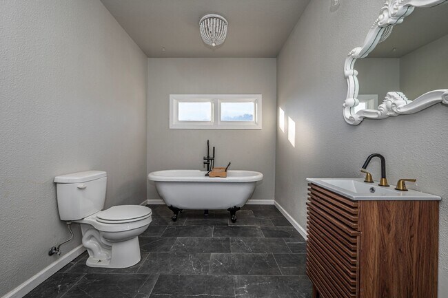 Building Photo - New 3 Bedroom 2 Bath on Stanley SW