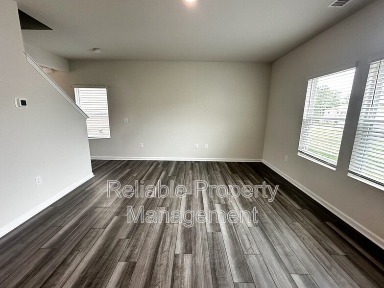 Building Photo - 121 Rushmore Ave