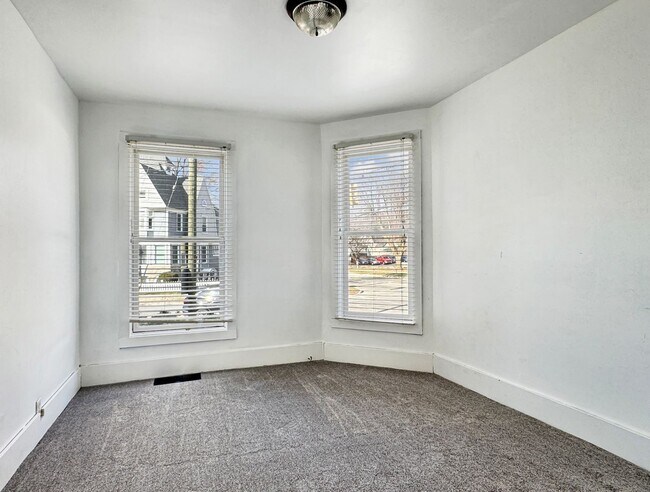 Building Photo - 750 Lake Dr SE