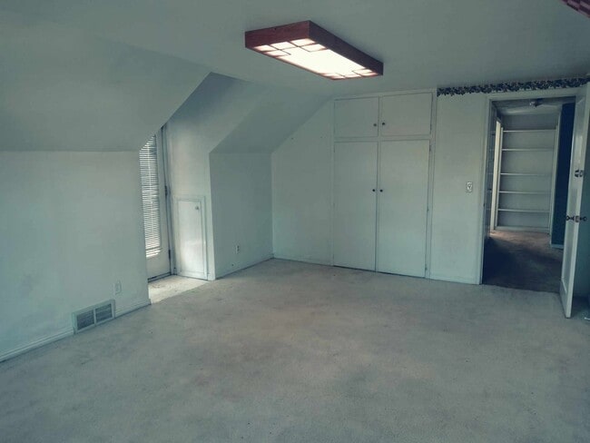 Building Photo - Charming 5 Bed, 2 bath home in the heart o...