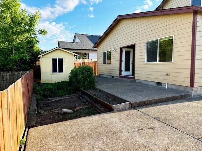 Building Photo - Spacious 3-4 Bedroom Home with Low Mainten...
