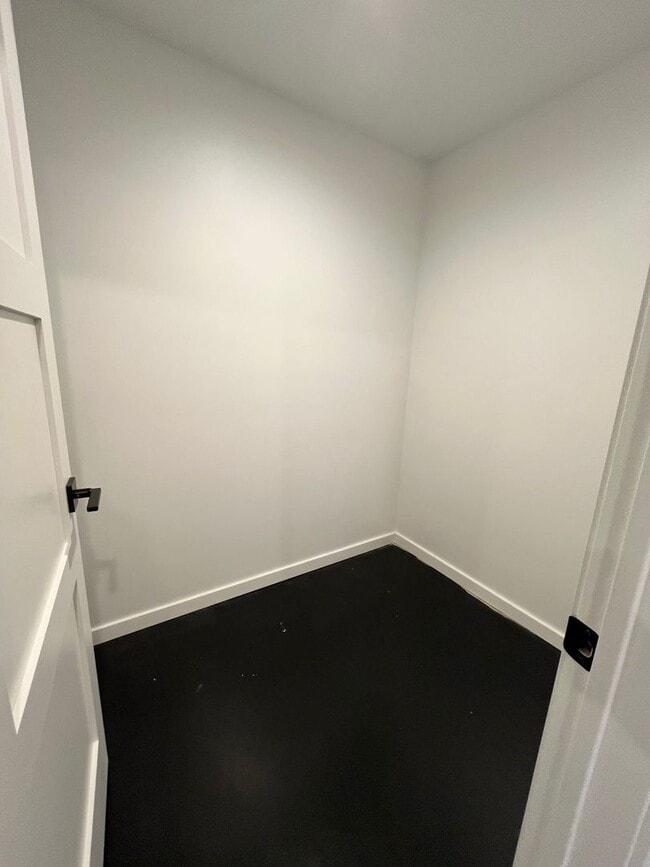 Building Photo - 4 Bed/3.5 Bath with 4 Stall Heated Garage!