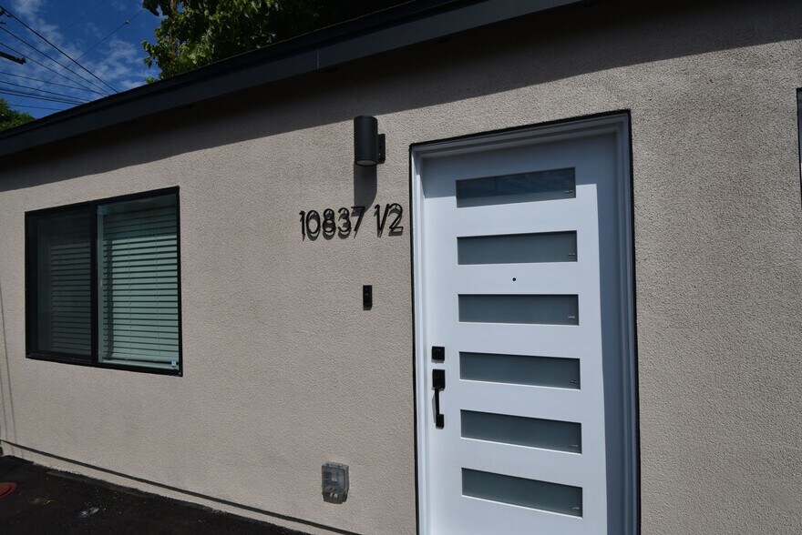 Building Photo - 10839 Moorpark St