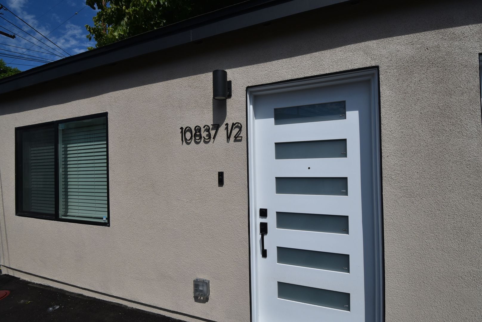 Building Photo - 10839 Moorpark St