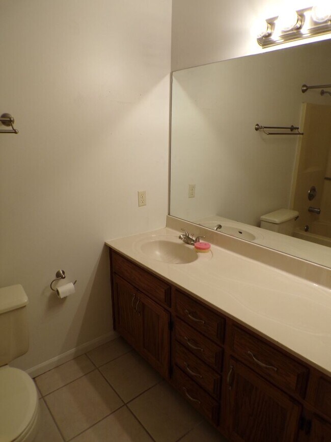 Building Photo - Nice 3 Bedroom 2 Bathroom House In South C...