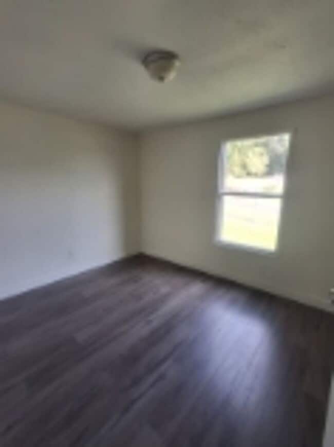 Building Photo - Peaceful suburban lifestyle yet easy commu...
