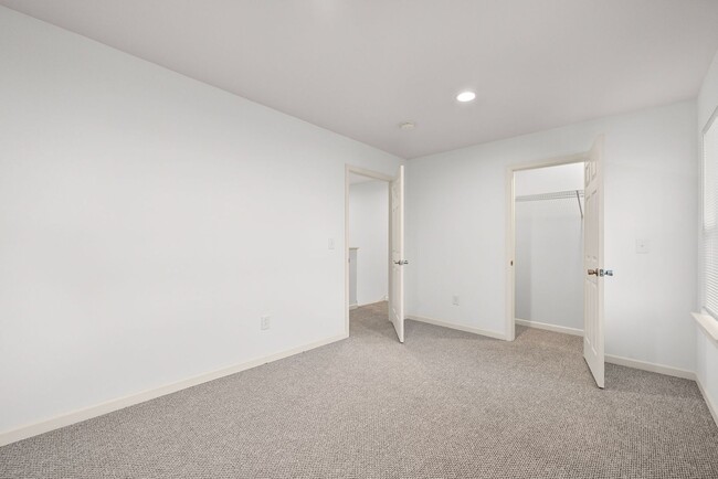 Building Photo - Spacious Rental Minutes from Downtown Nashville!