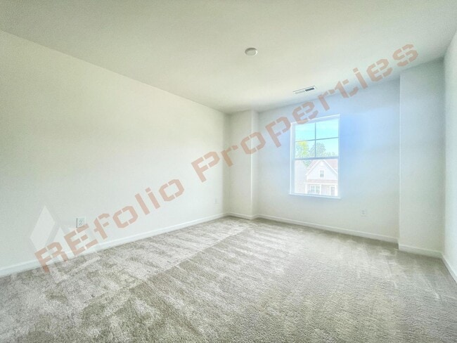 Building Photo - Gorgeous 5 Bedroom, 2.5 Bath Home with Fir...