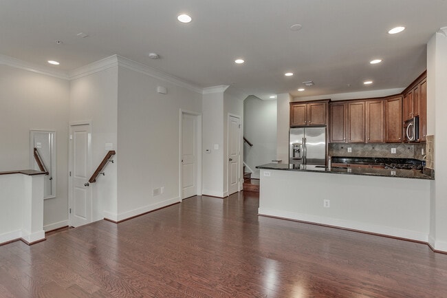 Building Photo - Gorgeous Townhome/Great Location!